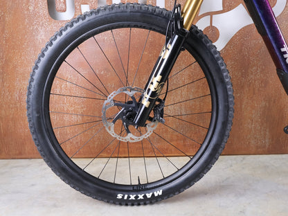 Mountainbike von Trek, TREK FUEL EX 9.8 XT DI2 GEN 7 – PURPLE PHAZE / AMETHYST MARBLE / M vor USEDBIKES - OB.DE Hintergrund