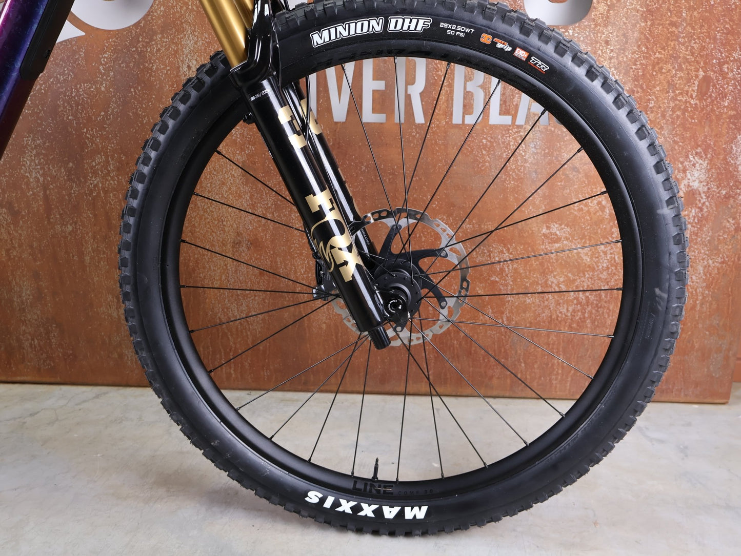 Mountainbike von Trek, TREK FUEL EX 9.8 XT DI2 GEN 7 – PURPLE PHAZE / AMETHYST MARBLE / M vor USEDBIKES - OB.DE Hintergrund