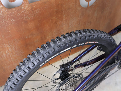 Mountainbike von Trek, TREK FUEL EX 9.8 XT DI2 GEN 7 – PURPLE PHAZE / AMETHYST MARBLE / M vor USEDBIKES - OB.DE Hintergrund