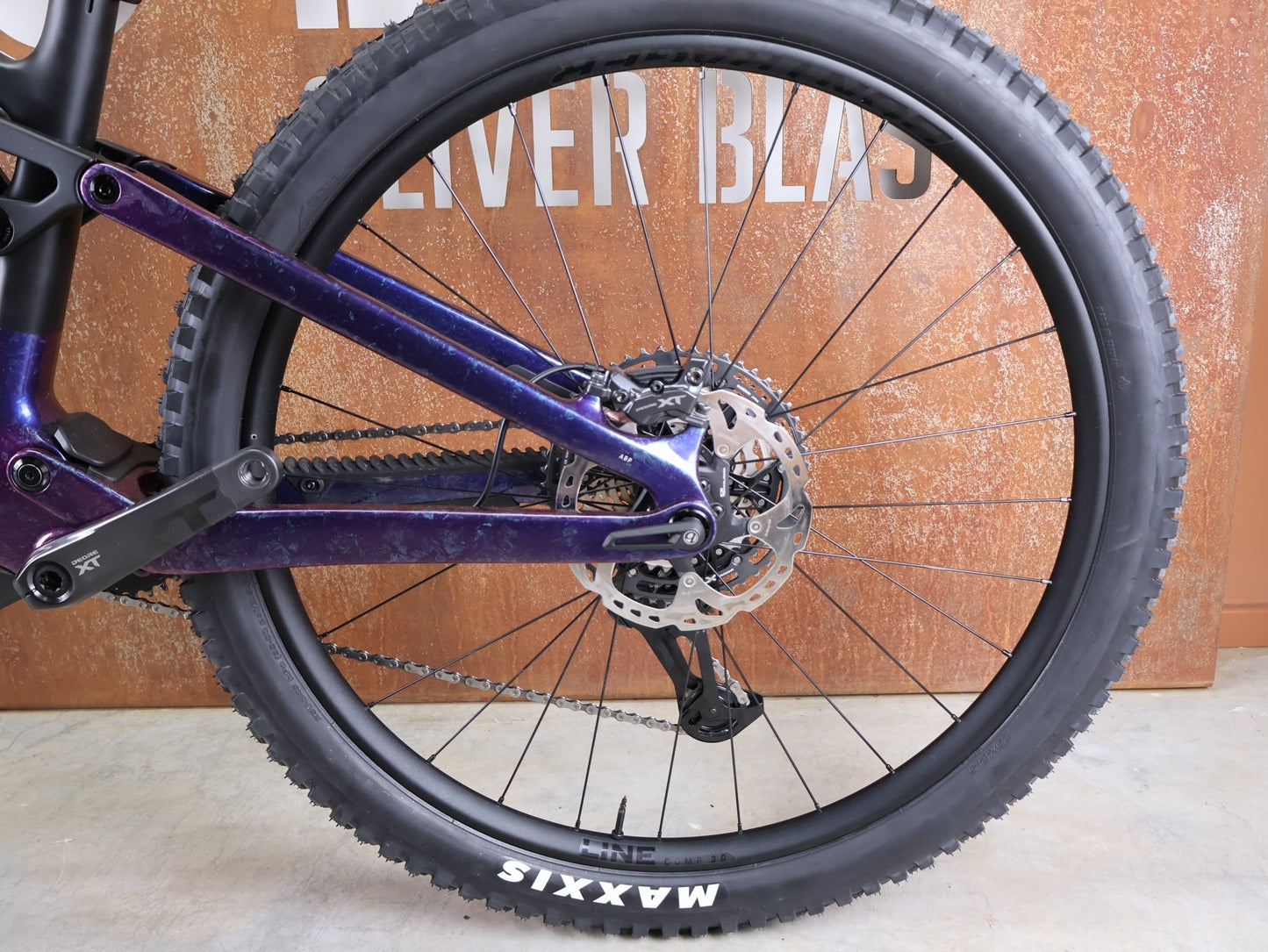 Mountainbike von Trek, TREK FUEL EX 9.8 XT DI2 GEN 7 – PURPLE PHAZE / AMETHYST MARBLE / M vor USEDBIKES - OB.DE Hintergrund