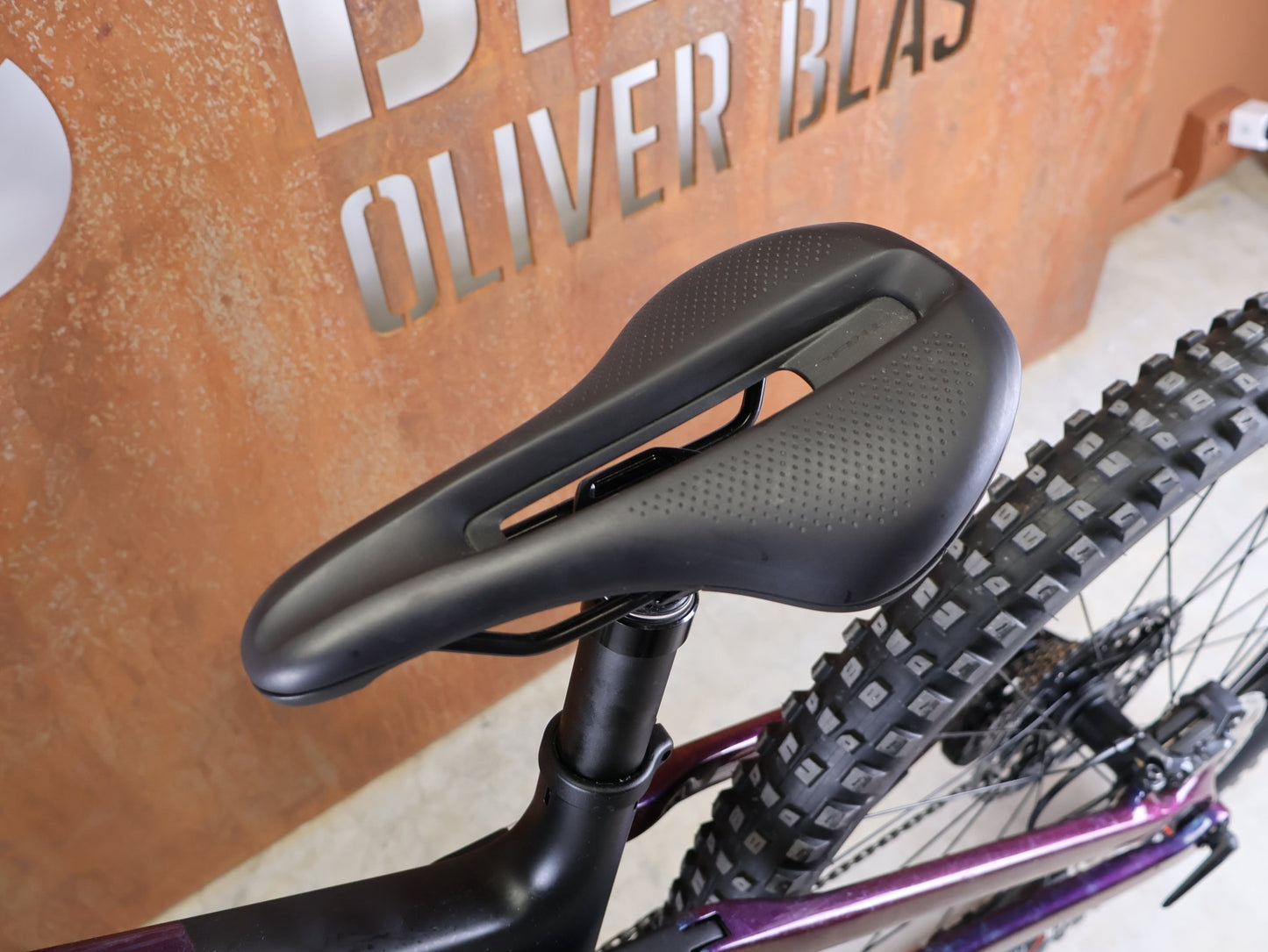 Mountainbike von Trek, TREK FUEL EX 9.8 XT DI2 GEN 7 – PURPLE PHAZE / AMETHYST MARBLE / M vor USEDBIKES - OB.DE Hintergrund