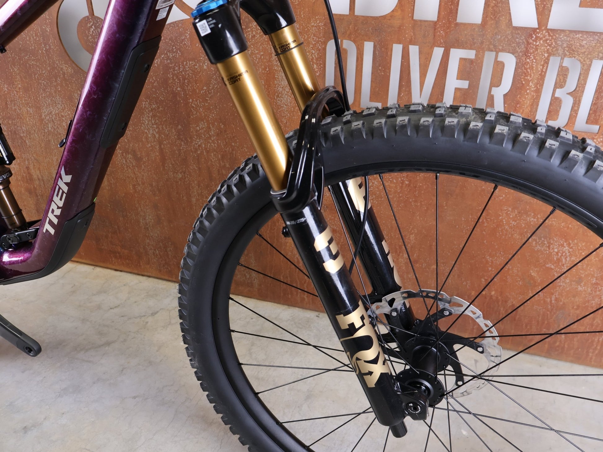 Mountainbike von Trek, TREK FUEL EX 9.8 XT DI2 GEN 7 – PURPLE PHAZE / AMETHYST MARBLE / M vor USEDBIKES - OB.DE Hintergrund