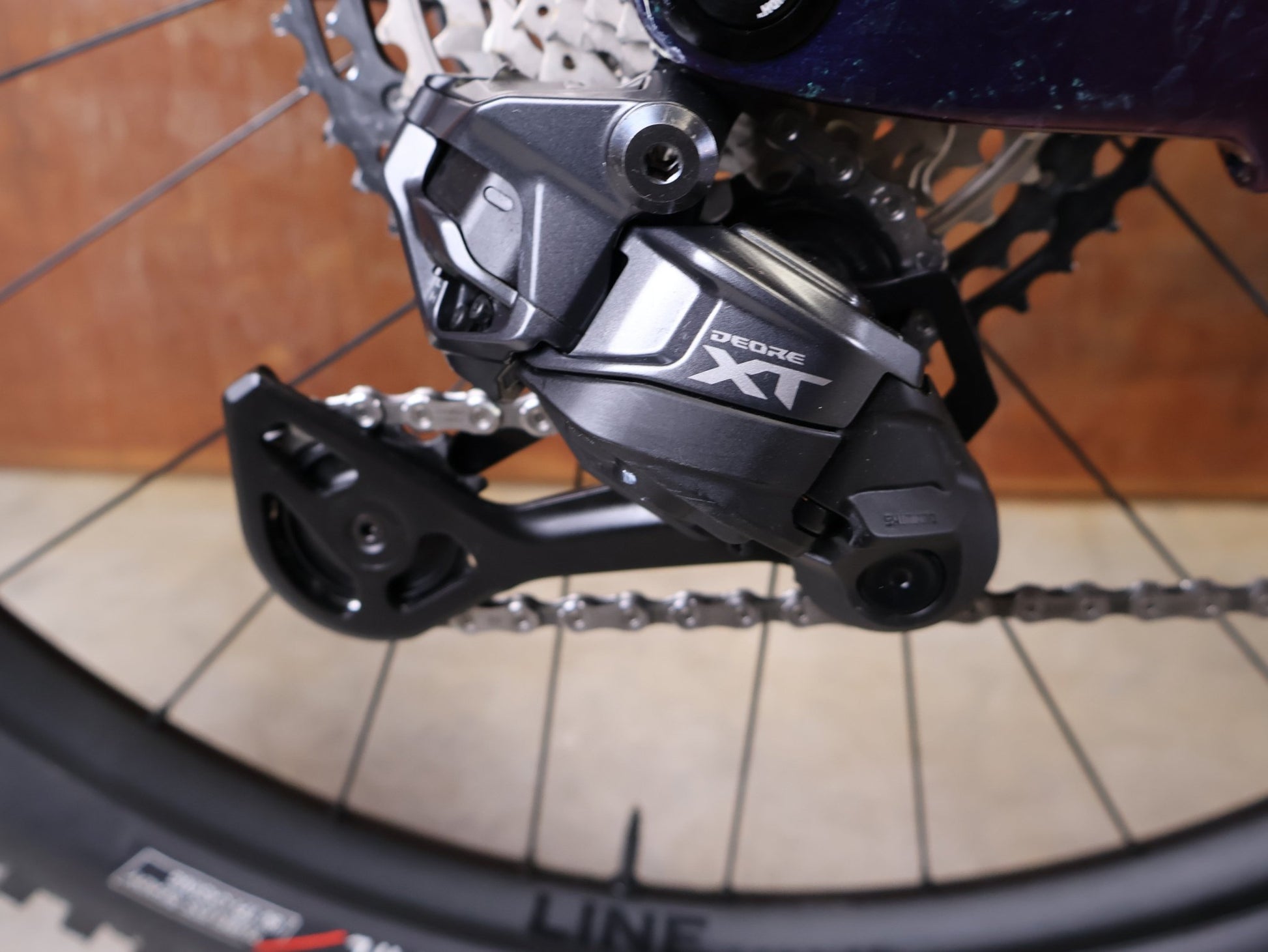 Mountainbike von Trek, TREK FUEL EX 9.8 XT DI2 GEN 7 – PURPLE PHAZE / AMETHYST MARBLE / M vor USEDBIKES - OB.DE Hintergrund