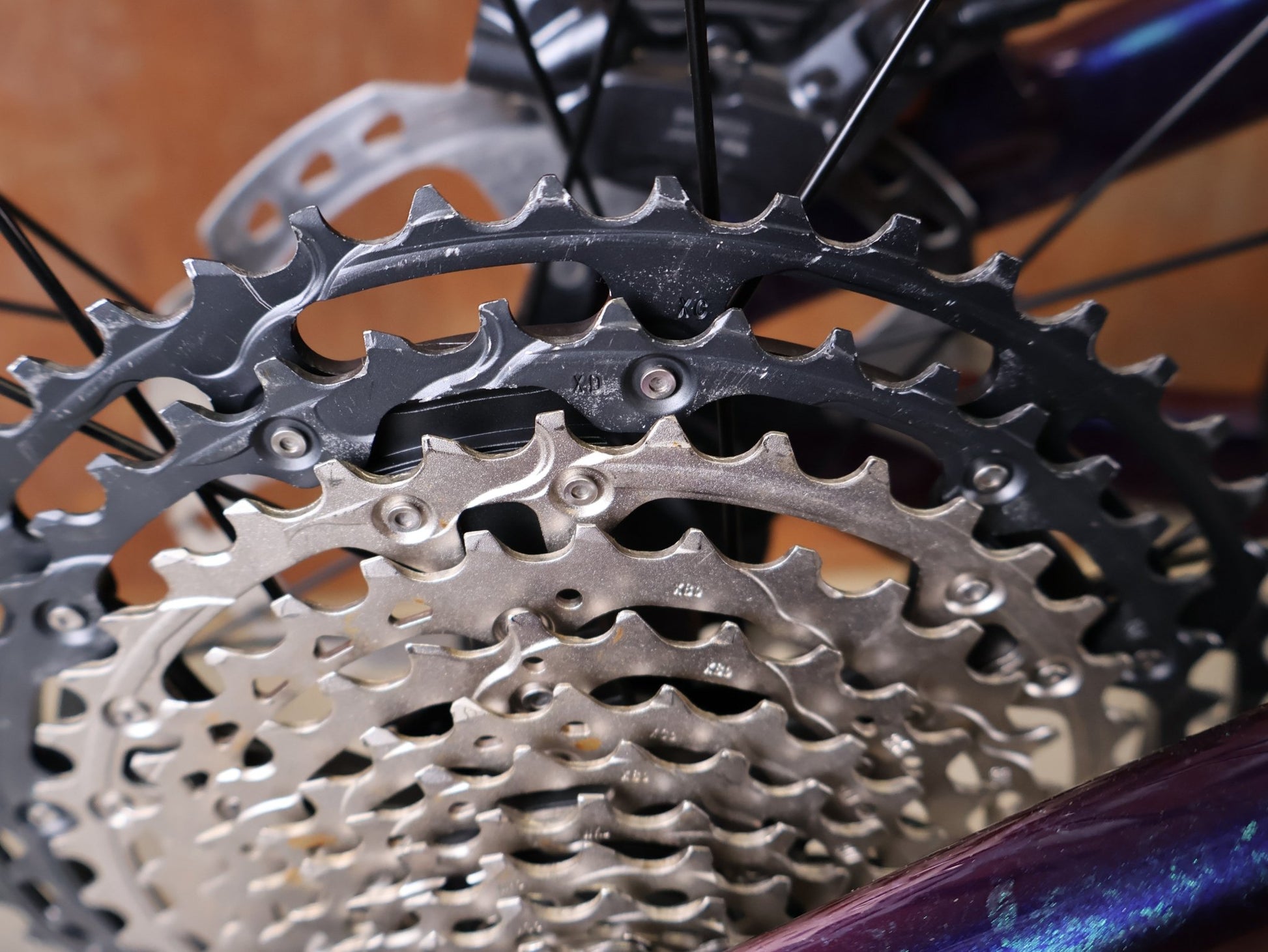 Mountainbike von Trek, TREK FUEL EX 9.8 XT DI2 GEN 7 – PURPLE PHAZE / AMETHYST MARBLE / M vor USEDBIKES - OB.DE Hintergrund