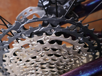 Mountainbike von Trek, TREK FUEL EX 9.8 XT DI2 GEN 7 – PURPLE PHAZE / AMETHYST MARBLE / M vor USEDBIKES - OB.DE Hintergrund