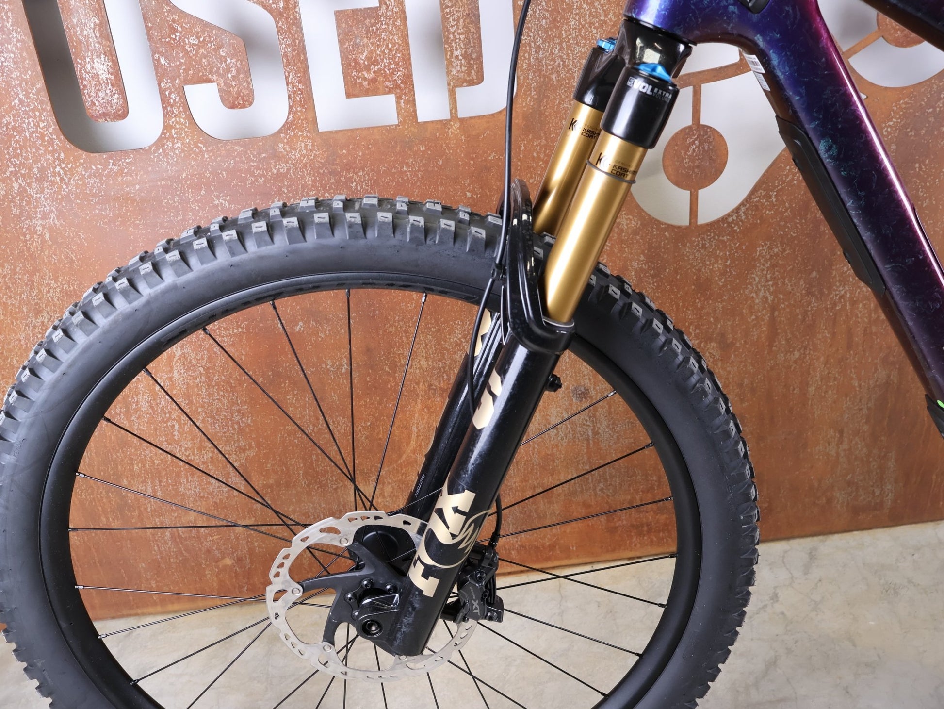 Mountainbike von Trek, TREK FUEL EX 9.8 XT DI2 GEN 7 – PURPLE PHAZE / AMETHYST MARBLE / M vor USEDBIKES - OB.DE Hintergrund