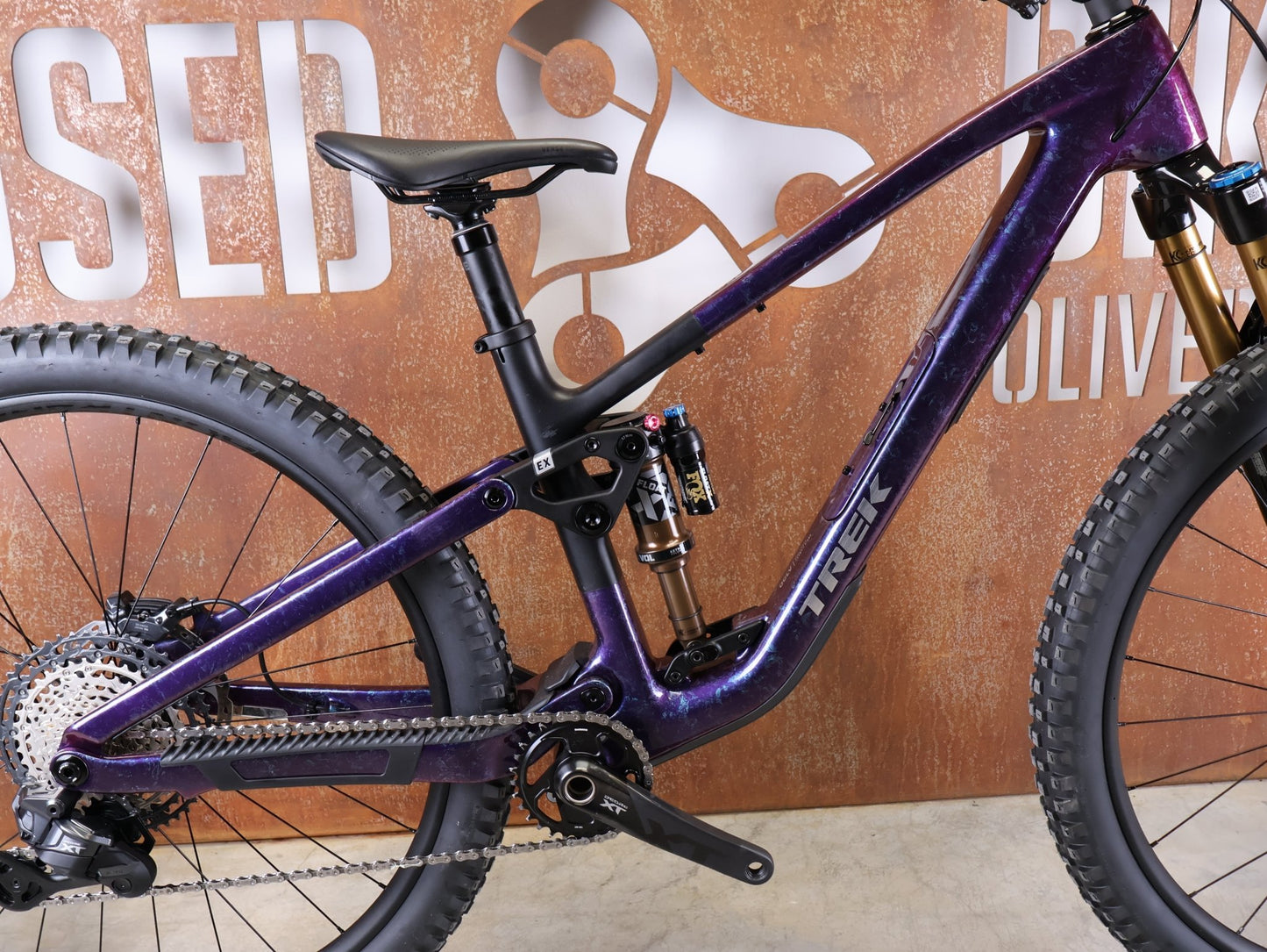 Mountainbike von Trek, TREK FUEL EX 9.8 XT DI2 GEN 7 – PURPLE PHAZE / AMETHYST MARBLE / M vor USEDBIKES - OB.DE Hintergrund