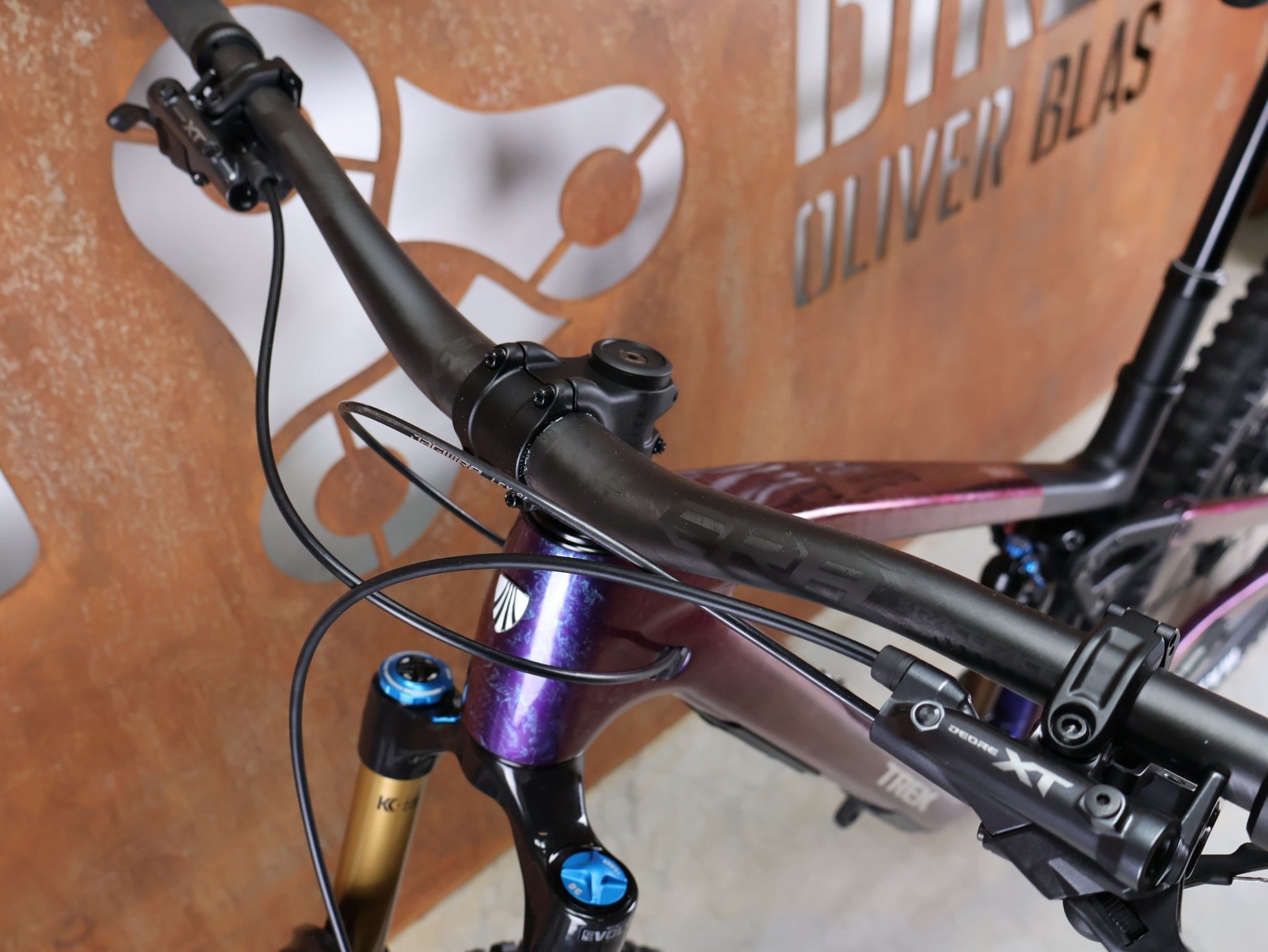 Mountainbike von Trek, TREK FUEL EX 9.8 XT DI2 GEN 7 – PURPLE PHAZE / AMETHYST MARBLE / M vor USEDBIKES - OB.DE Hintergrund