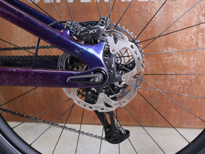 Mountainbike von Trek, TREK FUEL EX 9.8 XT DI2 GEN 7 – PURPLE PHAZE / AMETHYST MARBLE / M vor USEDBIKES - OB.DE Hintergrund