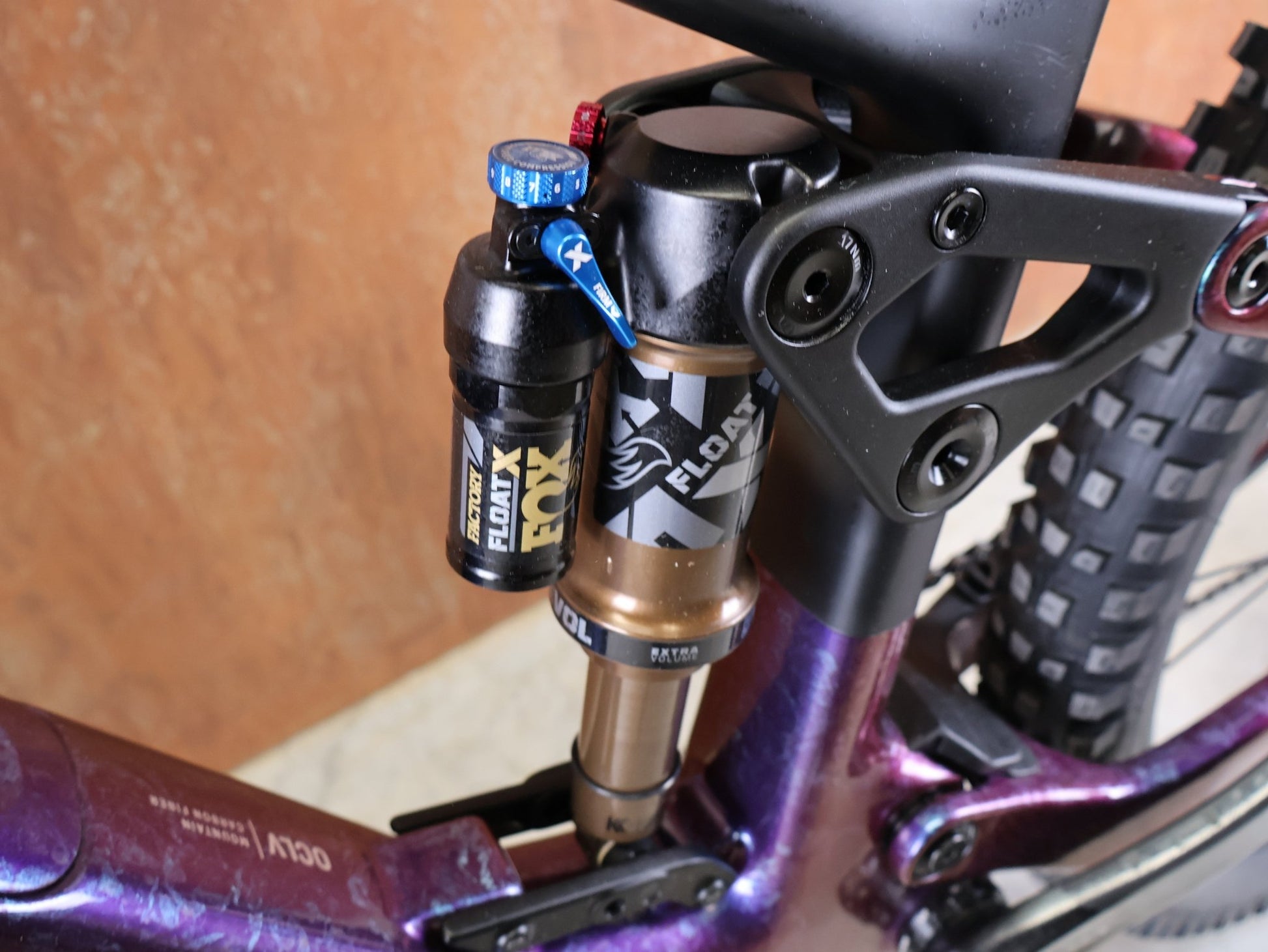 Mountainbike von Trek, TREK FUEL EX 9.8 XT DI2 GEN 7 – PURPLE PHAZE / AMETHYST MARBLE / M vor USEDBIKES - OB.DE Hintergrund