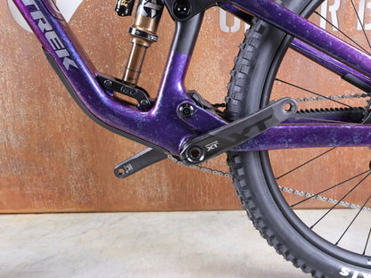 Mountainbike von Trek, TREK FUEL EX 9.8 XT DI2 GEN 7 – PURPLE PHAZE / AMETHYST MARBLE / M vor USEDBIKES - OB.DE Hintergrund