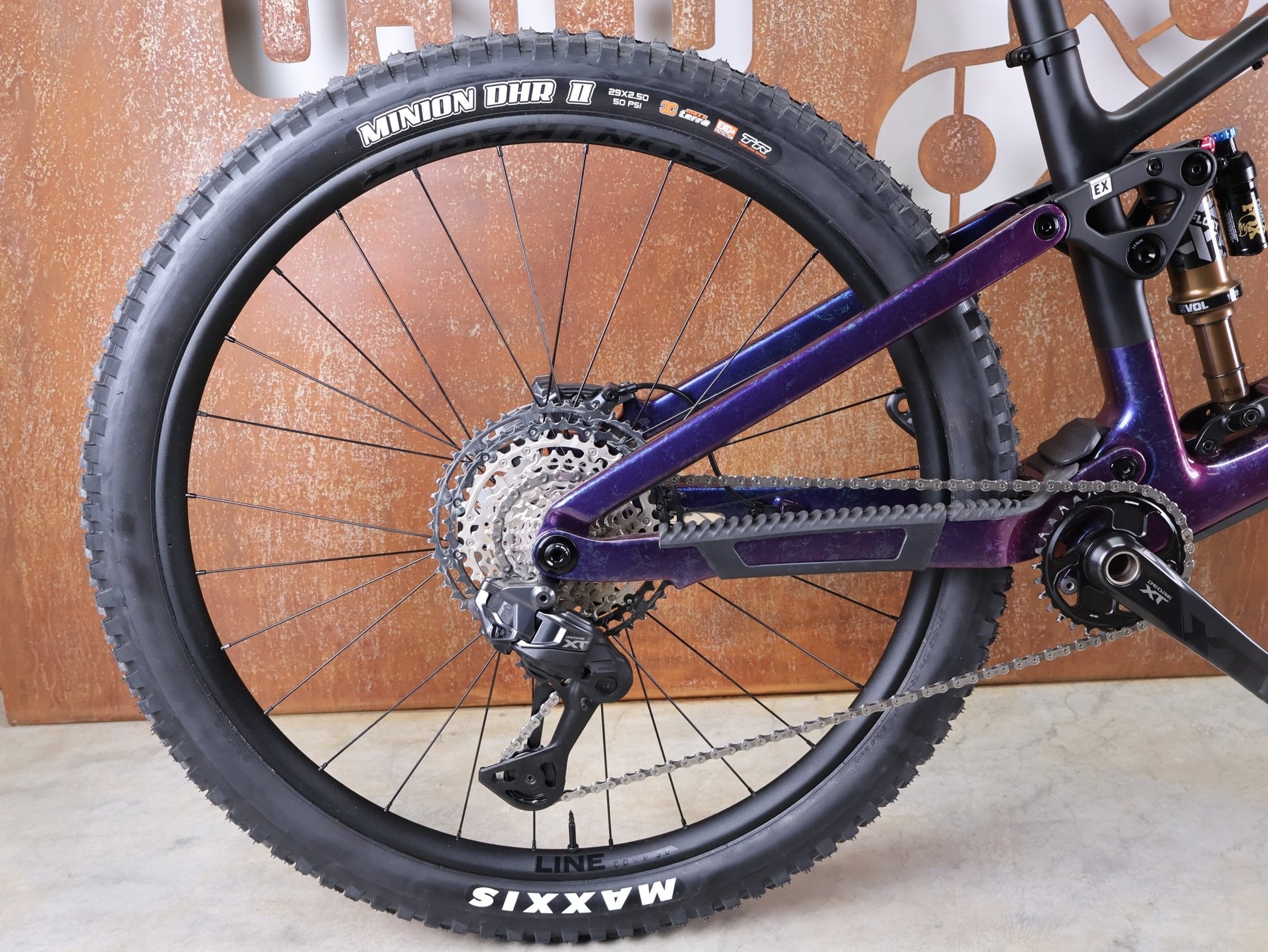 Mountainbike von Trek, TREK FUEL EX 9.8 XT DI2 GEN 7 – PURPLE PHAZE / AMETHYST MARBLE / M vor USEDBIKES - OB.DE Hintergrund