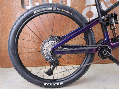 Mountainbike von Trek, TREK FUEL EX 9.8 XT DI2 GEN 7 – PURPLE PHAZE / AMETHYST MARBLE / M vor USEDBIKES - OB.DE Hintergrund
