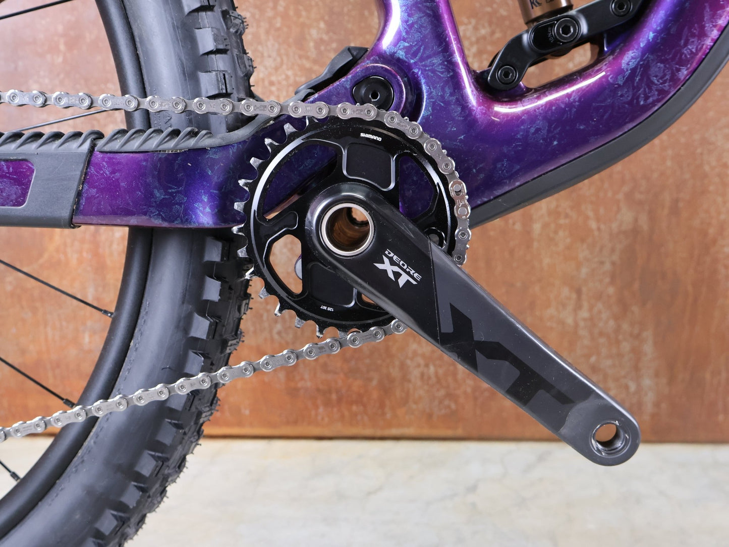 Mountainbike von Trek, TREK FUEL EX 9.8 XT DI2 GEN 7 – PURPLE PHAZE / AMETHYST MARBLE / M vor USEDBIKES - OB.DE Hintergrund