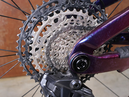 Mountainbike von Trek, TREK FUEL EX 9.8 XT DI2 GEN 7 – PURPLE PHAZE / AMETHYST MARBLE / M vor USEDBIKES - OB.DE Hintergrund