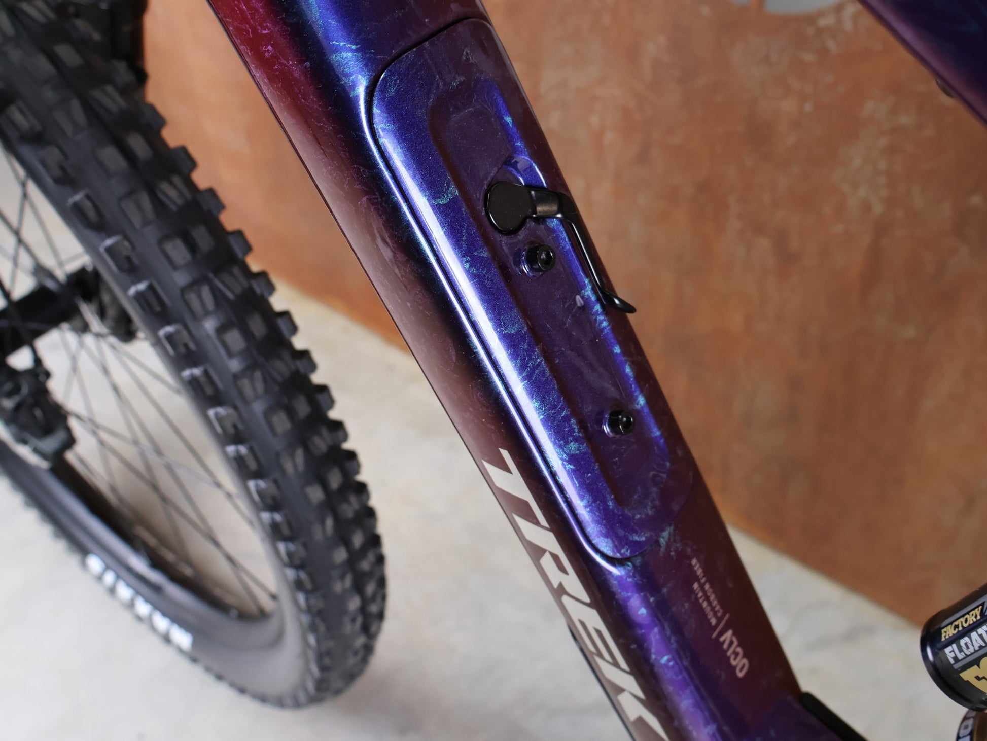 Mountainbike von Trek, TREK FUEL EX 9.8 XT DI2 GEN 7 – PURPLE PHAZE / AMETHYST MARBLE / M vor USEDBIKES - OB.DE Hintergrund