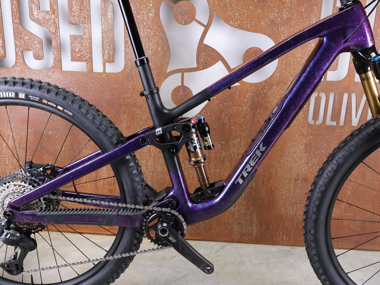 Mountainbike von Trek, TREK FUEL EX 9.8 XT DI2 GEN 7 – PURPLE PHAZE / AMETHYST MARBLE / M vor USEDBIKES - OB.DE Hintergrund