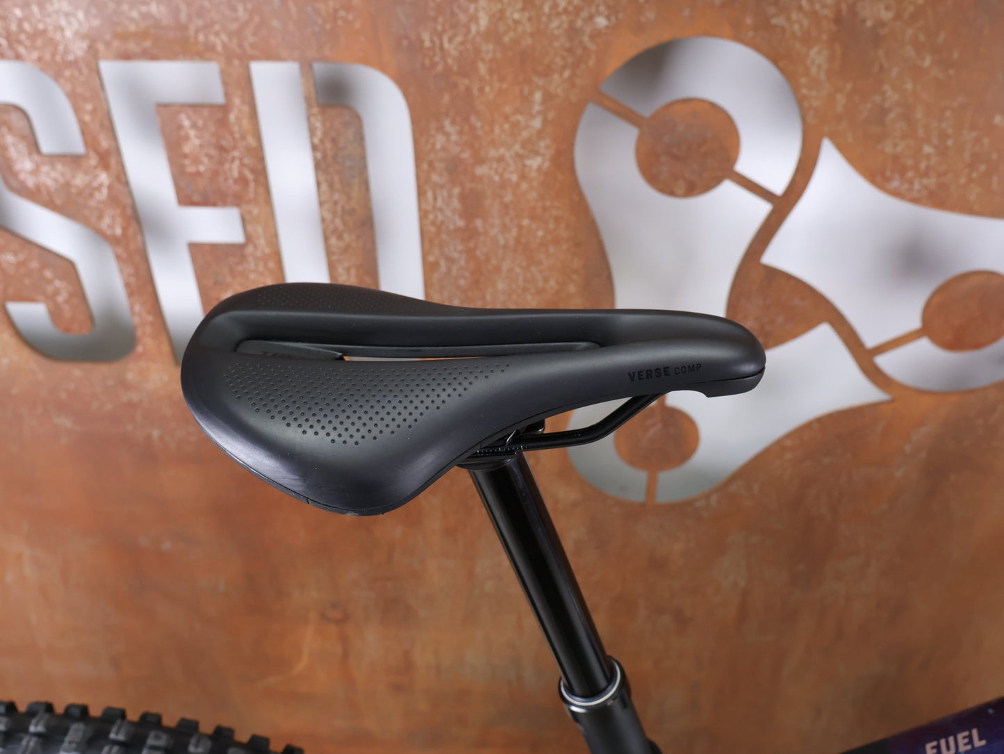 Mountainbike von Trek, TREK FUEL EX 9.8 XT DI2 GEN 7 – PURPLE PHAZE / AMETHYST MARBLE / M vor USEDBIKES - OB.DE Hintergrund