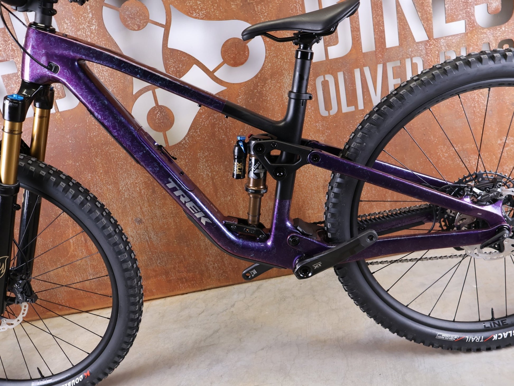 Mountainbike von Trek, TREK FUEL EX 9.8 XT DI2 GEN 7 – PURPLE PHAZE / AMETHYST MARBLE / M vor USEDBIKES - OB.DE Hintergrund