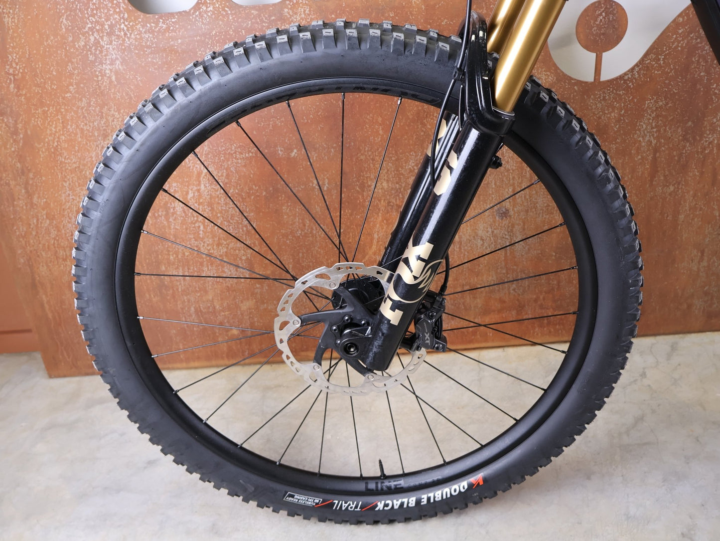 Mountainbike von Trek, TREK FUEL EX 9.8 XT DI2 GEN 7 – PURPLE PHAZE / AMETHYST MARBLE / M vor USEDBIKES - OB.DE Hintergrund