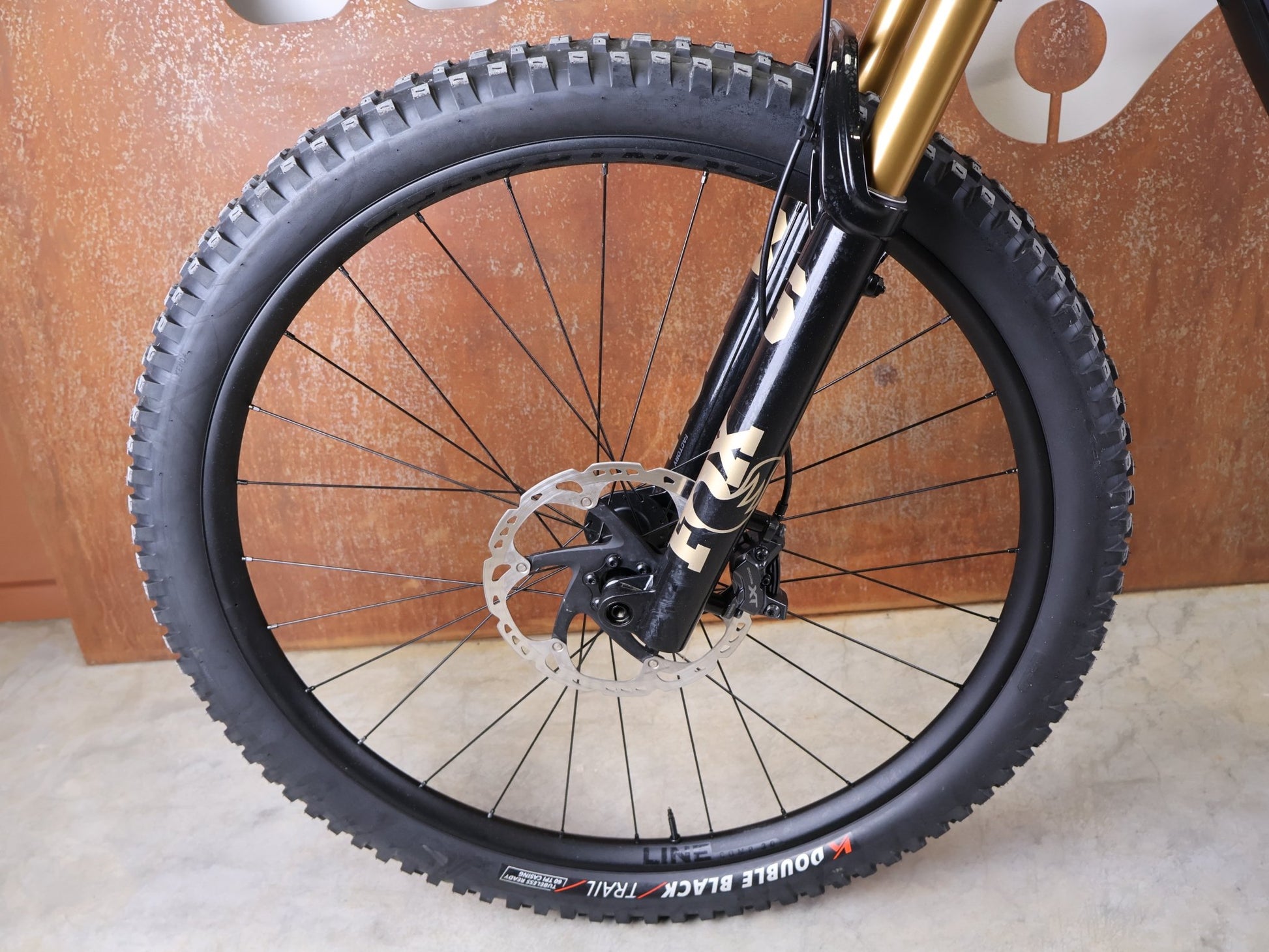 Mountainbike von Trek, TREK FUEL EX 9.8 XT DI2 GEN 7 – PURPLE PHAZE / AMETHYST MARBLE / M vor USEDBIKES - OB.DE Hintergrund