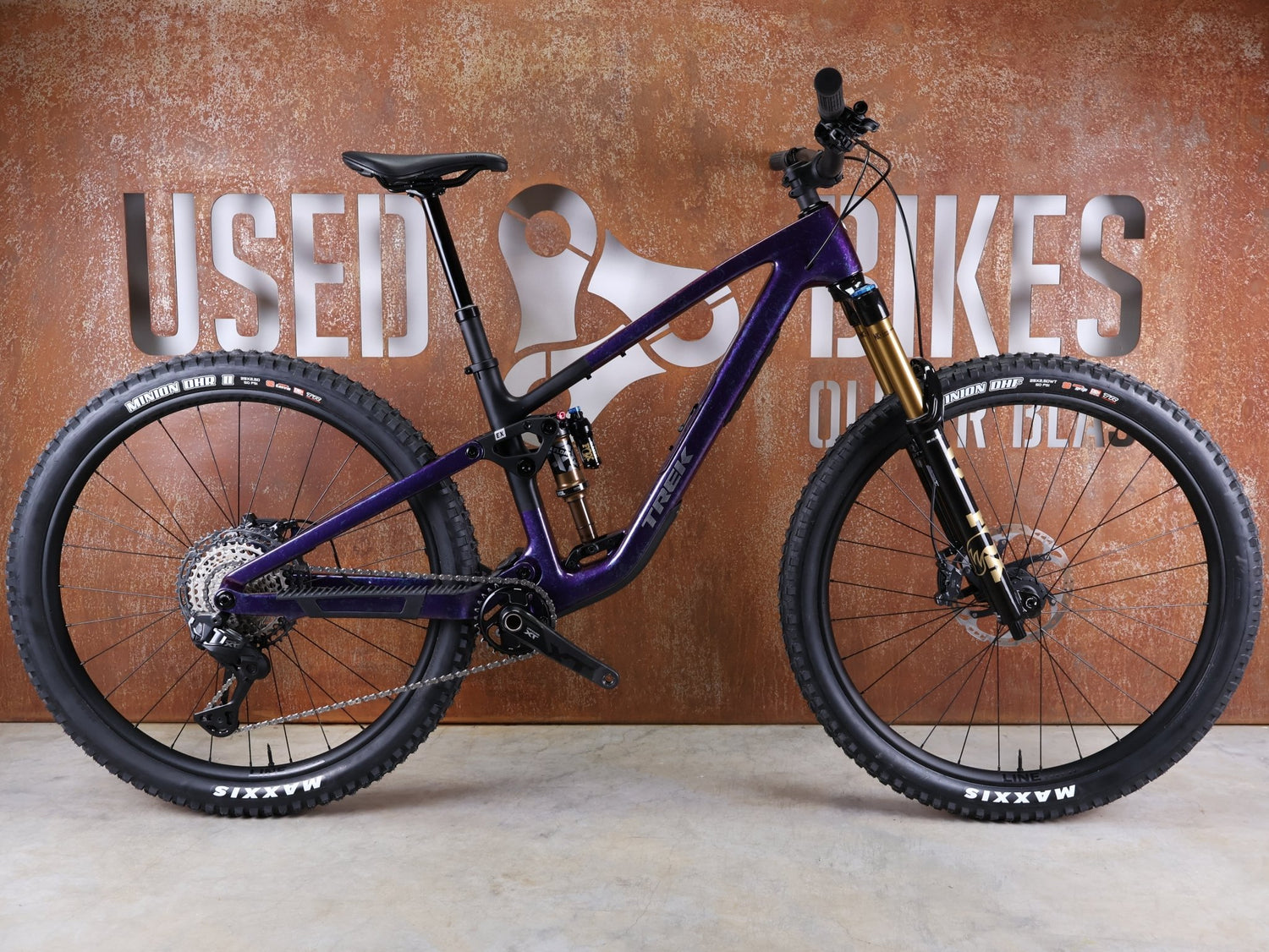 Mountainbike von Trek, TREK FUEL EX 9.8 XT DI2 GEN 7 – PURPLE PHAZE / AMETHYST MARBLE / M vor USEDBIKES - OB.DE Hintergrund