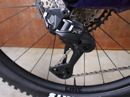 Mountainbike von Trek, TREK FUEL EX 9.8 XT DI2 GEN 7 – PURPLE PHAZE / AMETHYST MARBLE / M vor USEDBIKES - OB.DE Hintergrund