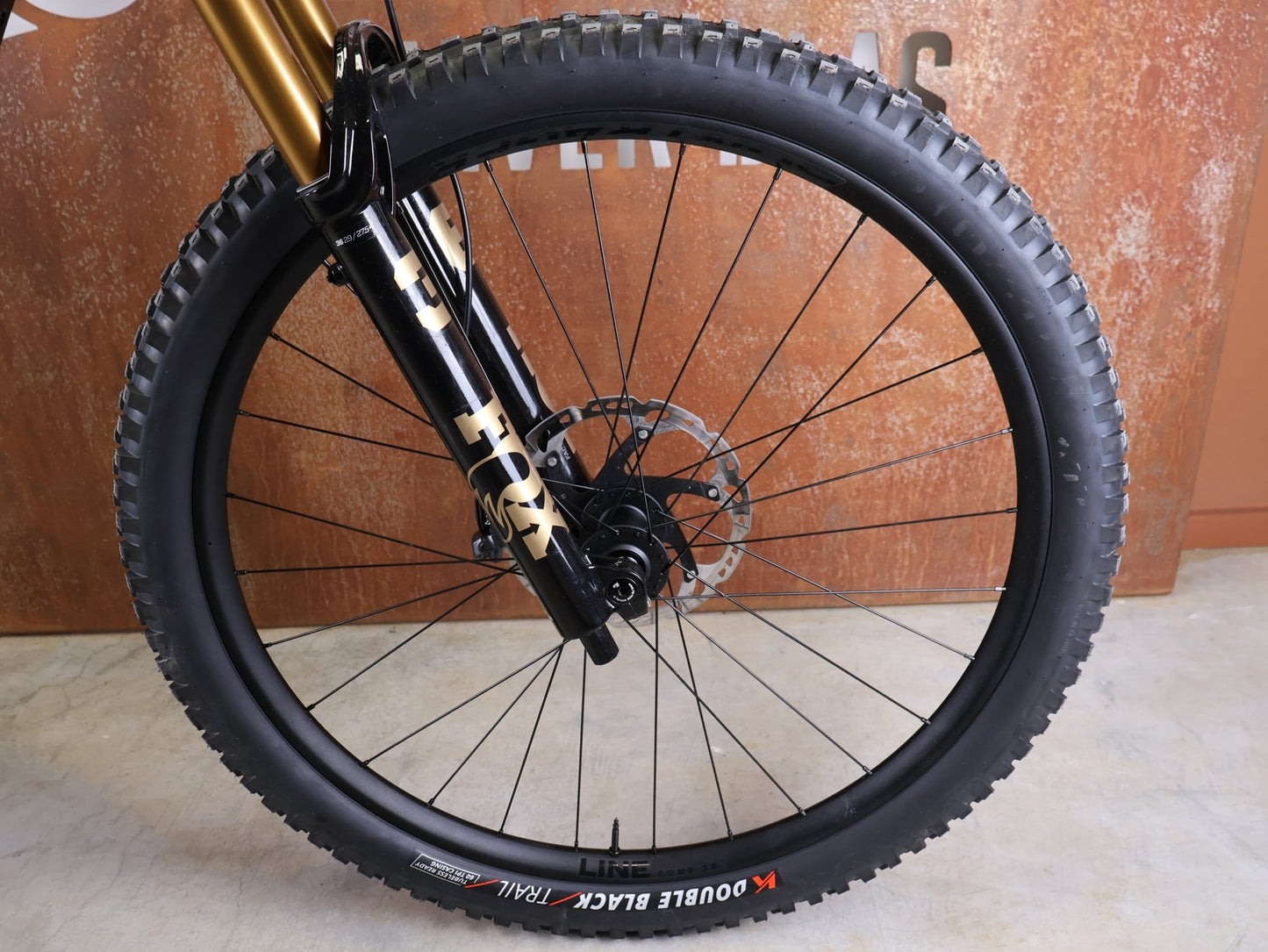 Mountainbike von Trek, TREK FUEL EX 9.8 XT DI2 GEN 7 – PURPLE PHAZE / AMETHYST MARBLE / M vor USEDBIKES - OB.DE Hintergrund