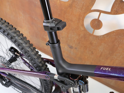 Mountainbike von Trek, TREK FUEL EX 9.9 X0 AXS GEN 7 CARBON TRAILBIKE PURPLE / XL vor USEDBIKES-OB.DE Hintergrund