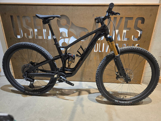 Mountainbike von Trek, TREK FUEL EX 9.9 X0 AXS T - TYPE GEN 6 / M/L in variant_title vor USEDBIKES - OB.DE Hintergrund