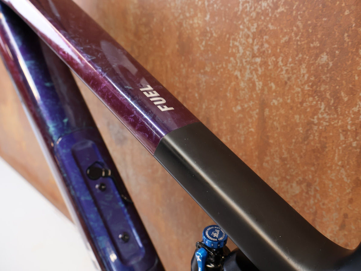 Mountainbikerahmen von Trek, TREK FUEL EX CARBON RAHMENSET GEN 7 / GRÖßE M / FOX DÄMPFER vor USEDBIKES-OB.DE Hintergrund