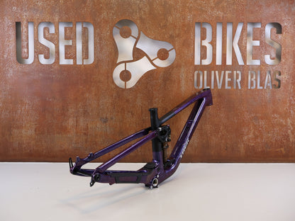 Mountainbikerahmen von Trek, TREK FUEL EX CARBON RAHMENSET GEN 7 / GRÖßE M / FOX DÄMPFER vor USEDBIKES-OB.DE Hintergrund