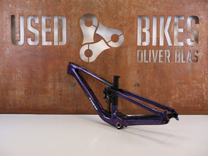 Mountainbikerahmen von Trek, TREK FUEL EX CARBON RAHMENSET GEN 7 / GRÖßE M / FOX DÄMPFER vor USEDBIKES-OB.DE Hintergrund