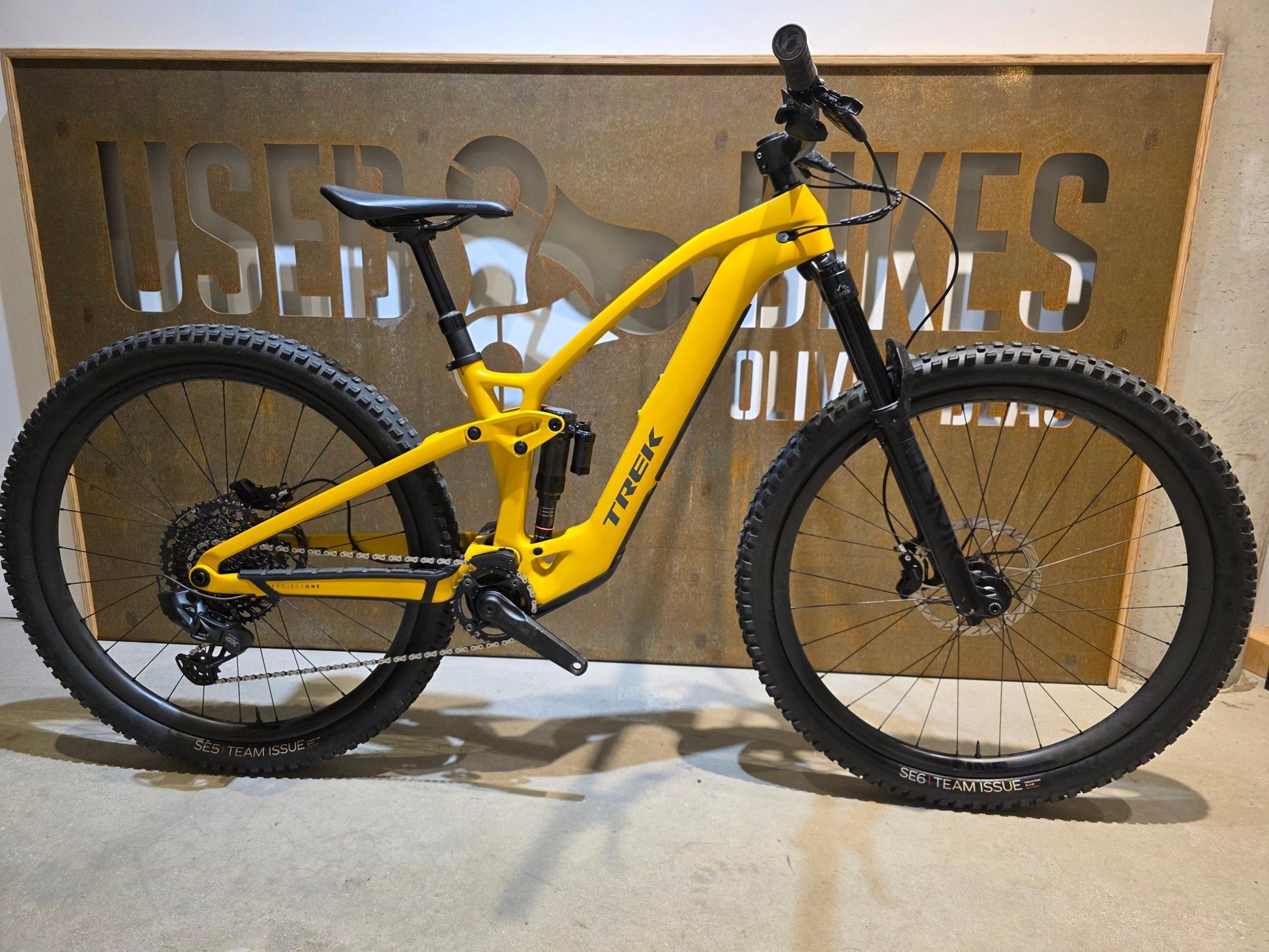 E - Mountainbike von Trek, TREK FUEL EXe 9.8 GX AXS / S in variant_title vor USEDBIKES - OB.DE Hintergrund