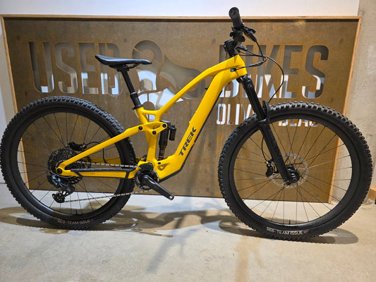 E - Mountainbike von Trek, TREK FUEL EXe 9.8 GX AXS / S in variant_title vor USEDBIKES - OB.DE Hintergrund