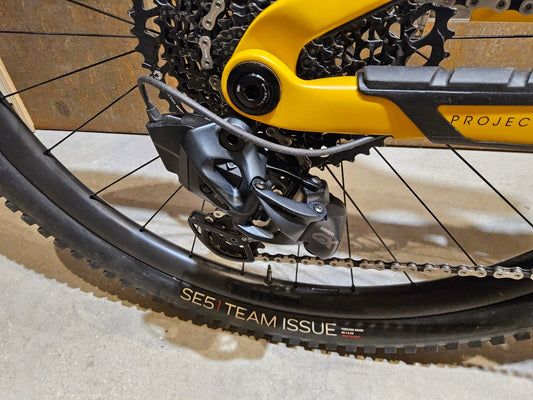 E - Mountainbike von Trek, TREK FUEL EXe 9.8 GX AXS / S in variant_title vor USEDBIKES - OB.DE Hintergrund