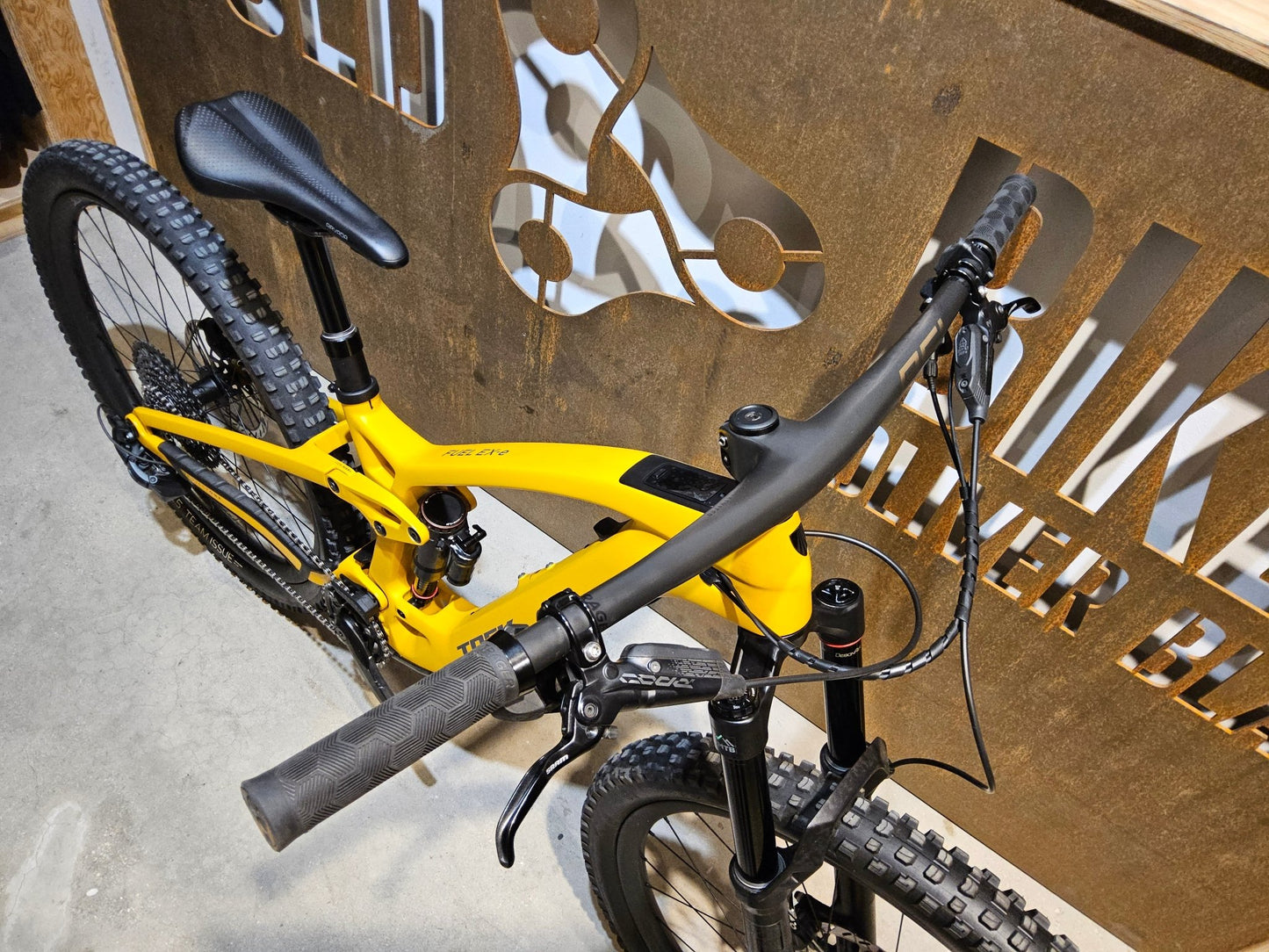 E - Mountainbike von Trek, TREK FUEL EXe 9.8 GX AXS / S in variant_title vor USEDBIKES - OB.DE Hintergrund