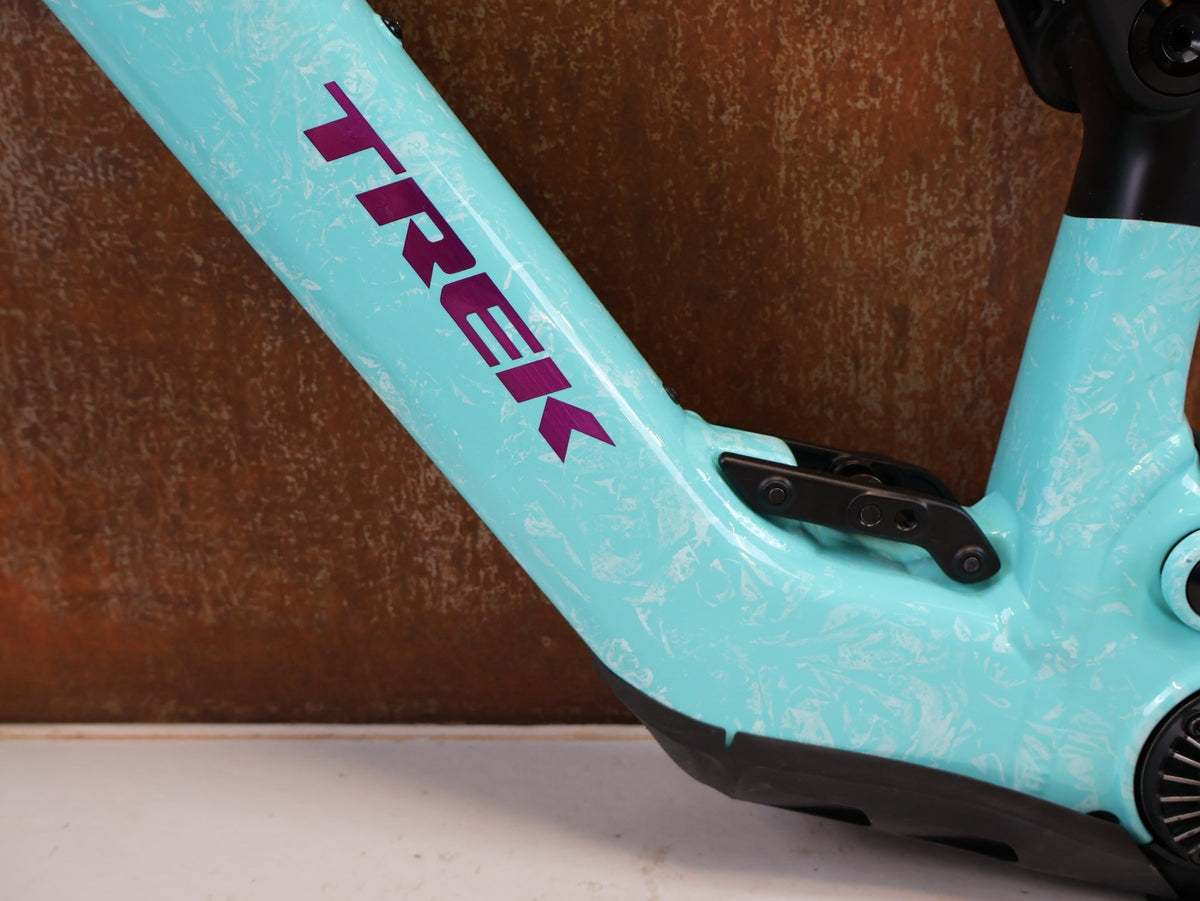 Mountainbikerahmen von Trek, Trek Fuel+ LX 5 Gen 2 Rahmen TQ 580Wh Unbroken / L vor USEDBIKES-OB.DE Hintergrund