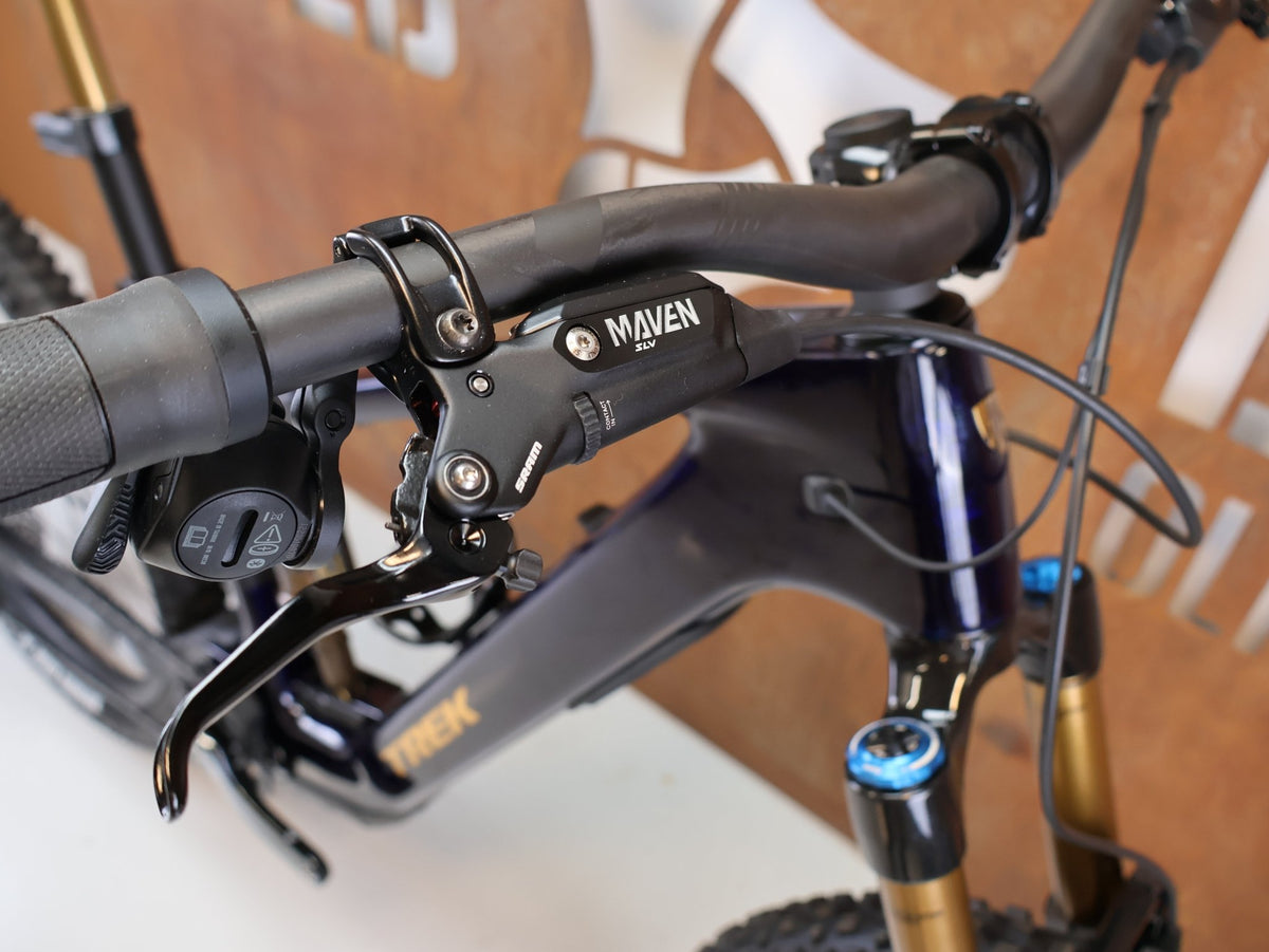 E-Mountainbike von Trek, TREK FUEL+ MX 9.9 X0 AXS GEN 2 E-MTB CARBON TQ HPR60 / L vor USEDBIKES-OB.DE Hintergrund