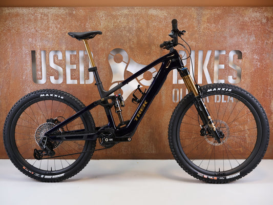 E-Mountainbike von Trek, TREK FUEL+ MX 9.9 X0 AXS GEN 2 E-MTB CARBON TQ HPR60 / L vor USEDBIKES-OB.DE Hintergrund
