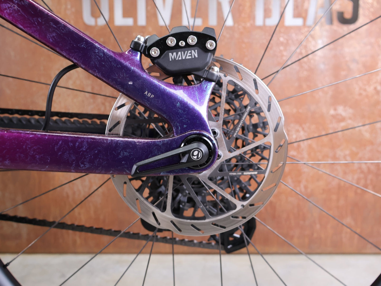Mountainbike von Trek, TREK FUEL MX 9.9 x0 AXS GEN 7 – PURPLE PHAZE / AMETHYST MARBLE / M vor USEDBIKES - OB.DE Hintergrund