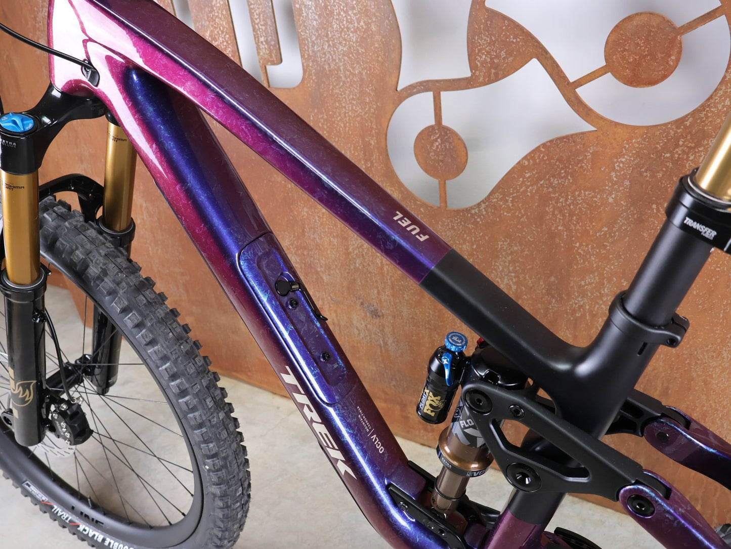 Mountainbike von Trek, TREK FUEL MX 9.9 x0 AXS GEN 7 – PURPLE PHAZE / AMETHYST MARBLE / M vor USEDBIKES - OB.DE Hintergrund