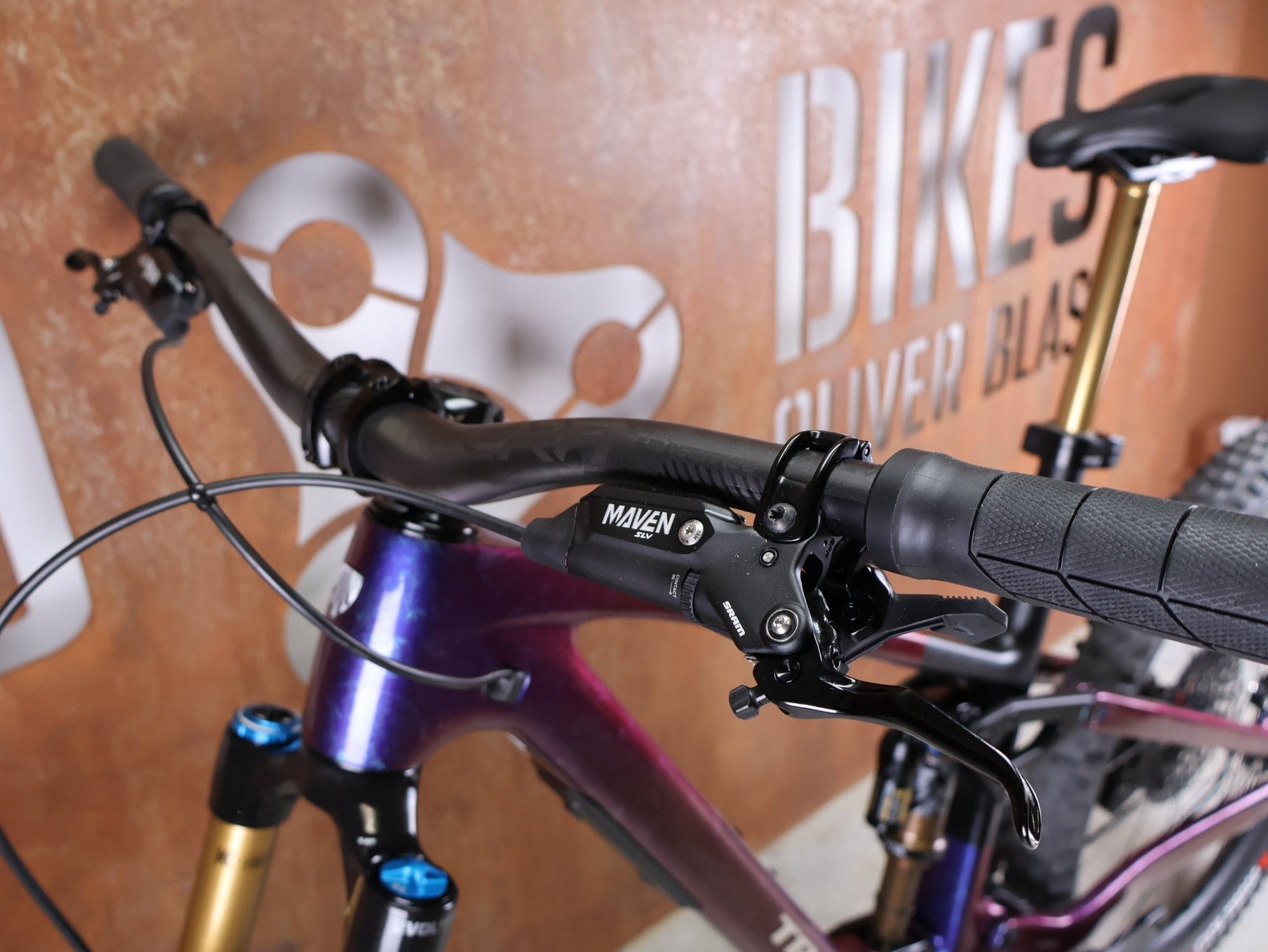 Mountainbike von Trek, TREK FUEL MX 9.9 x0 AXS GEN 7 – PURPLE PHAZE / AMETHYST MARBLE / M vor USEDBIKES - OB.DE Hintergrund