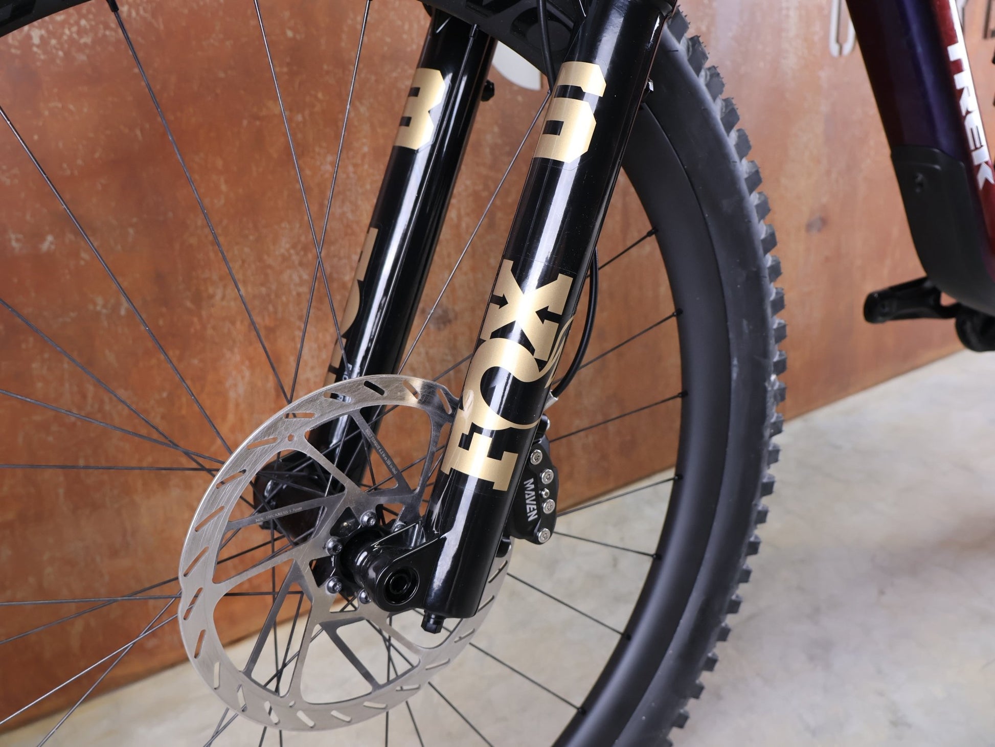 Mountainbike von Trek, TREK FUEL MX 9.9 x0 AXS GEN 7 – PURPLE PHAZE / AMETHYST MARBLE / M vor USEDBIKES - OB.DE Hintergrund