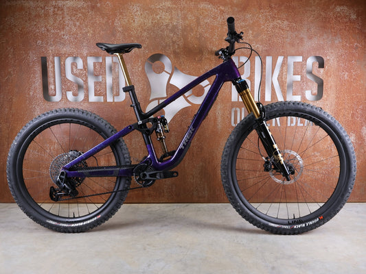 Mountainbike von Trek, TREK FUEL MX 9.9 x0 AXS GEN 7 – PURPLE PHAZE / AMETHYST MARBLE / M vor USEDBIKES - OB.DE Hintergrund
