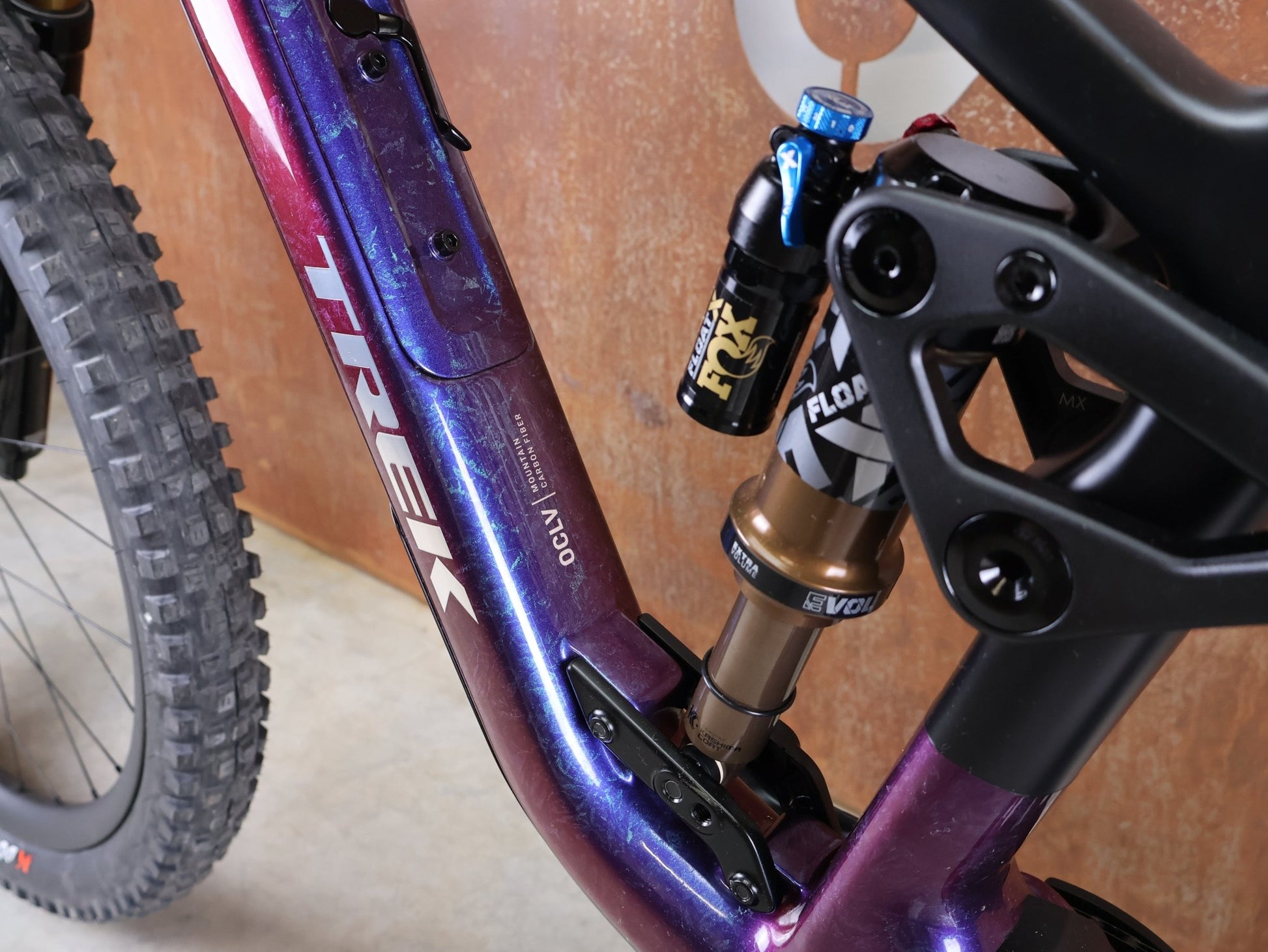Mountainbike von Trek, TREK FUEL MX 9.9 x0 AXS GEN 7 – PURPLE PHAZE / AMETHYST MARBLE / M vor USEDBIKES - OB.DE Hintergrund