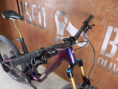 Mountainbike von Trek, TREK FUEL MX 9.9 x0 AXS GEN 7 – PURPLE PHAZE / AMETHYST MARBLE / M vor USEDBIKES - OB.DE Hintergrund