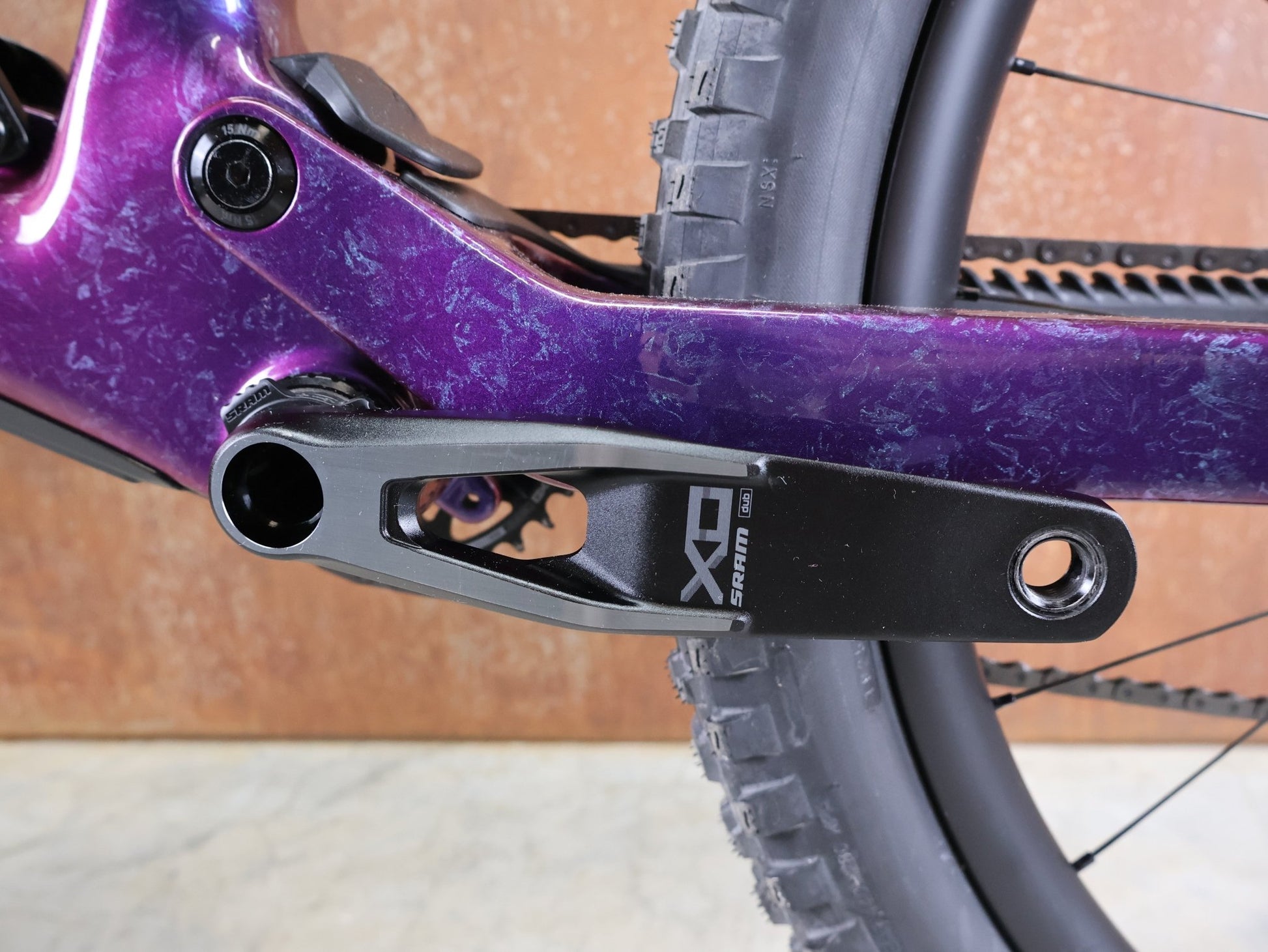 Mountainbike von Trek, TREK FUEL MX 9.9 x0 AXS GEN 7 – PURPLE PHAZE / AMETHYST MARBLE / M vor USEDBIKES - OB.DE Hintergrund
