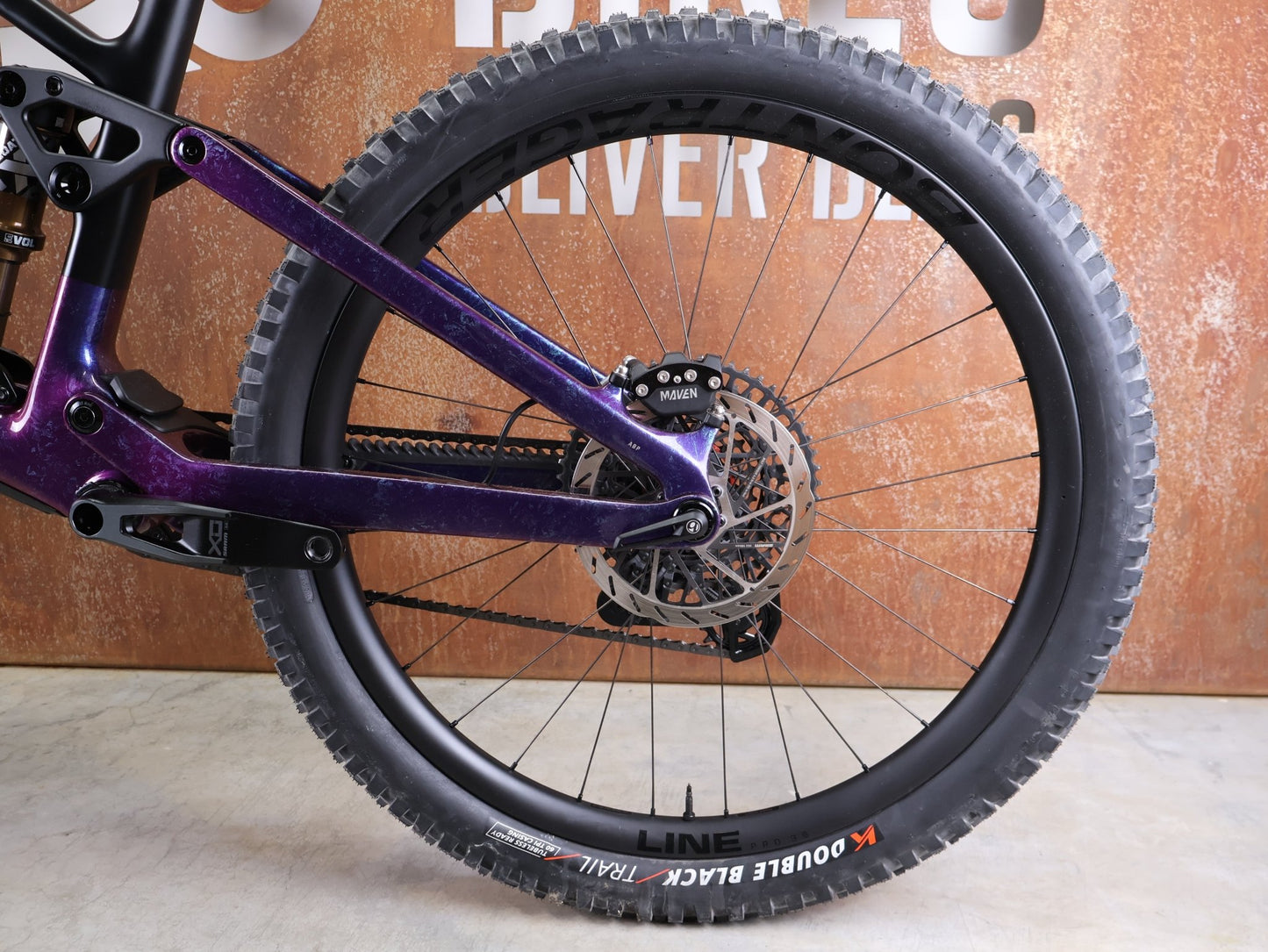 Mountainbike von Trek, TREK FUEL MX 9.9 x0 AXS GEN 7 – PURPLE PHAZE / AMETHYST MARBLE / M vor USEDBIKES - OB.DE Hintergrund