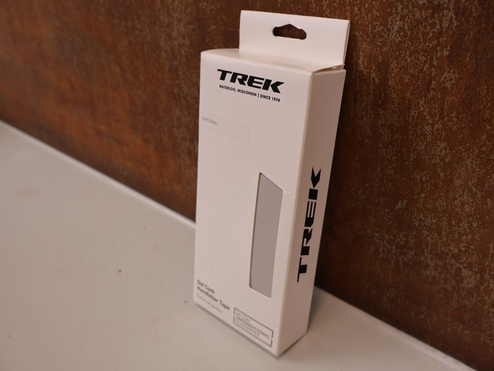 Griffe und Lenkerbänder von Trek, TREK GEL CORK LENKERBAND / BUFF BEIGE / 2,5MM / GEL - DÄMPFUNG vor USEDBIKES - OB.DE Hintergrund